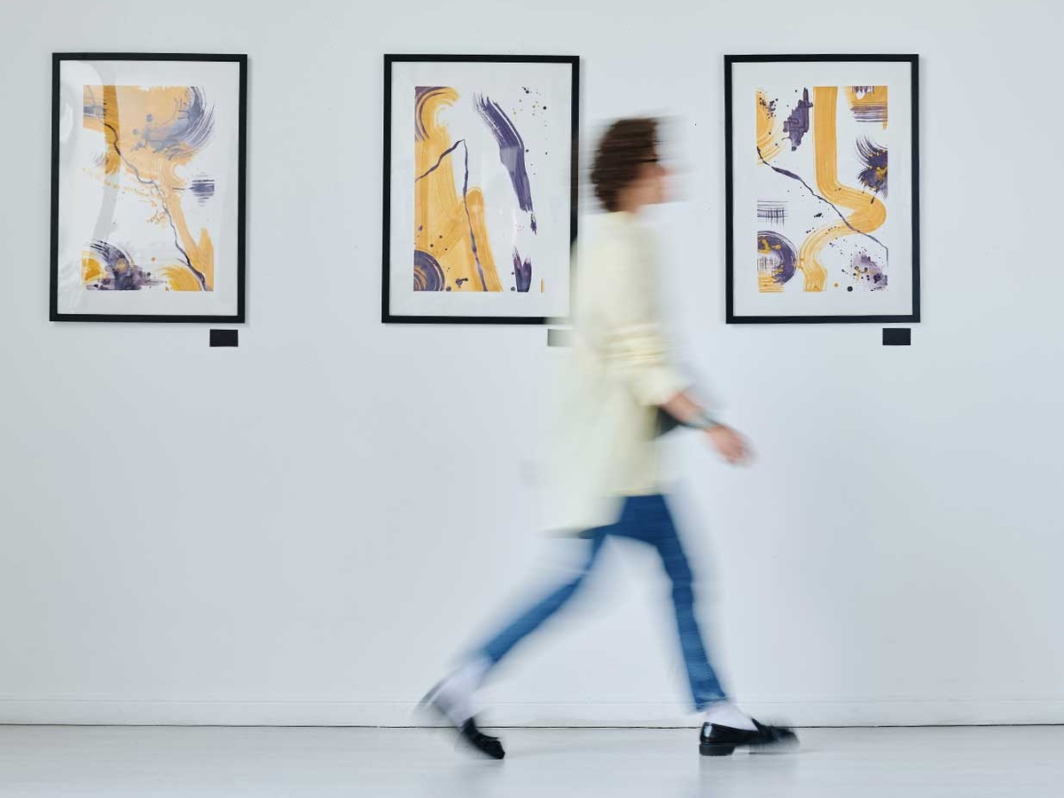 Mujer desenfocada sobre fondo con tres fotografías