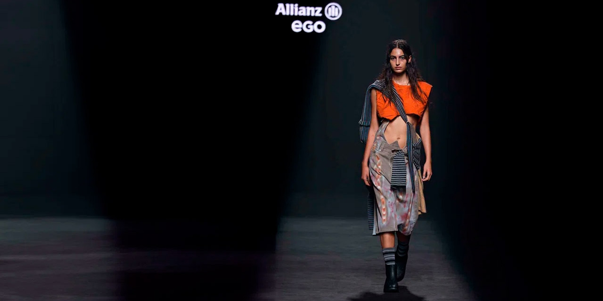 Modelo sobre pasarela Allianz EGO