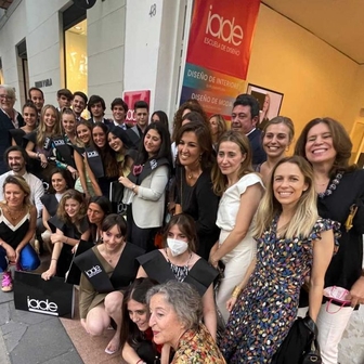 Graduación de estudiantes de diseño de interiores en IADE