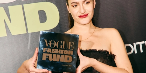 Chica sujetando premio Vogue