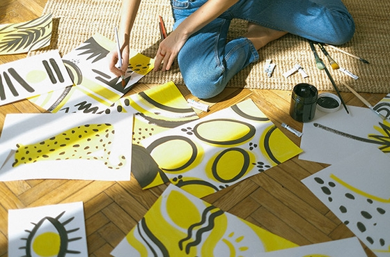 Chica pintando en el suelo de una casa