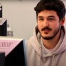 Foto de un hombre hablando a cámara en un fondo claro