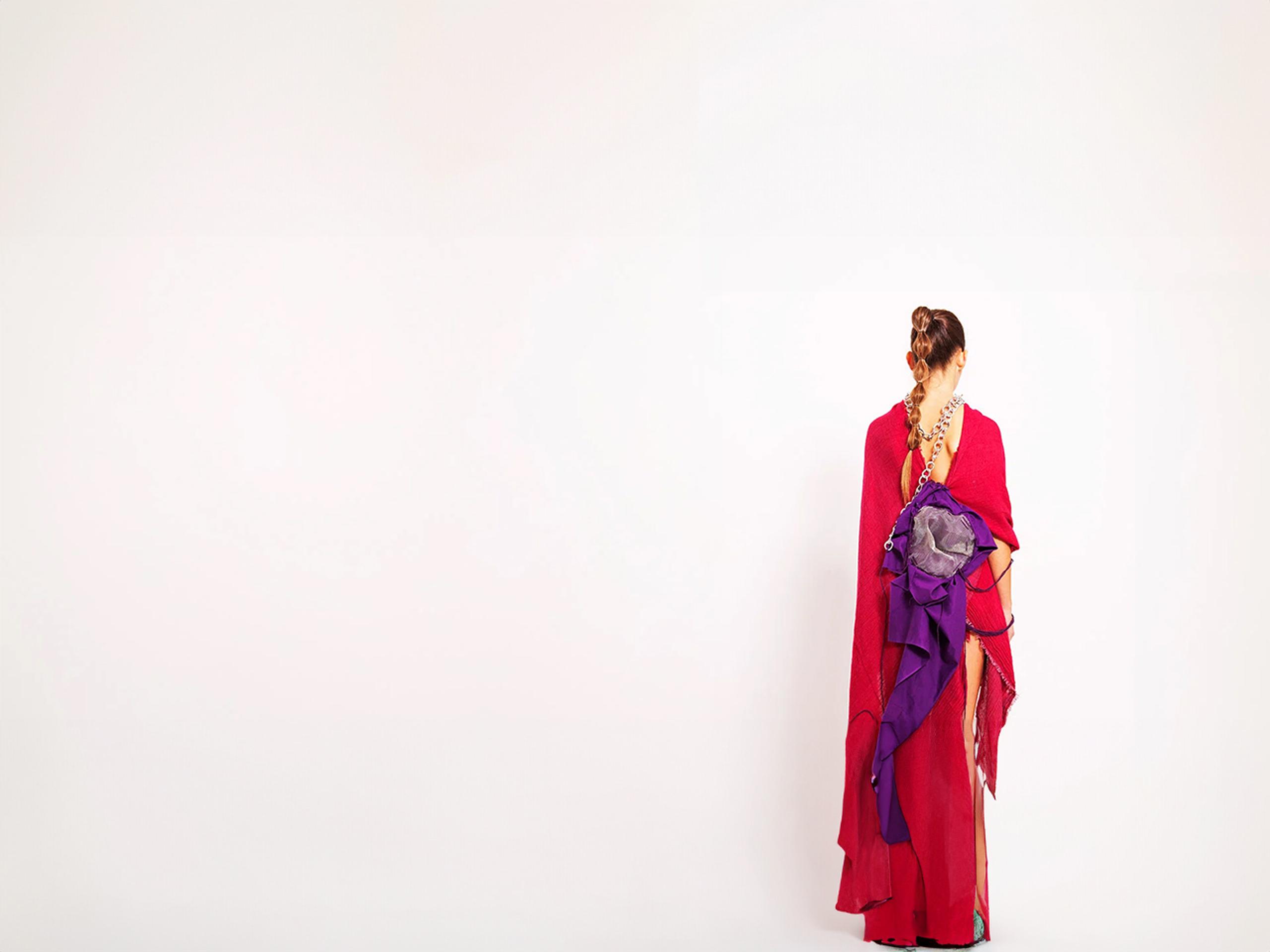 Chica con vestido fucsia y coleta alta con burbujas sobre fondo blanco